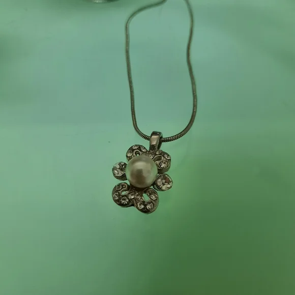 Floral pearl necklace - Picture 2 of 2